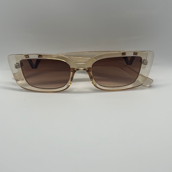 Chic Beige Rectangle Sunglasses with V Detail - Trendy Fashion Shades main image 4